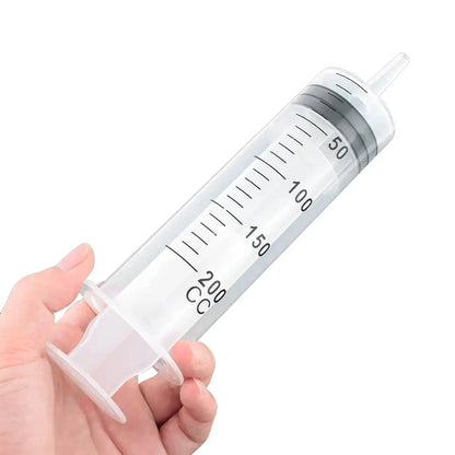 Multifunction syringe for pets, 200 cc capacity, held in hand, ideal for feeding and liquid dispensing.